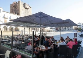 Imagen de una de las terrazas instaladas en la Plaza Mayor de Cáceres, este domingo.