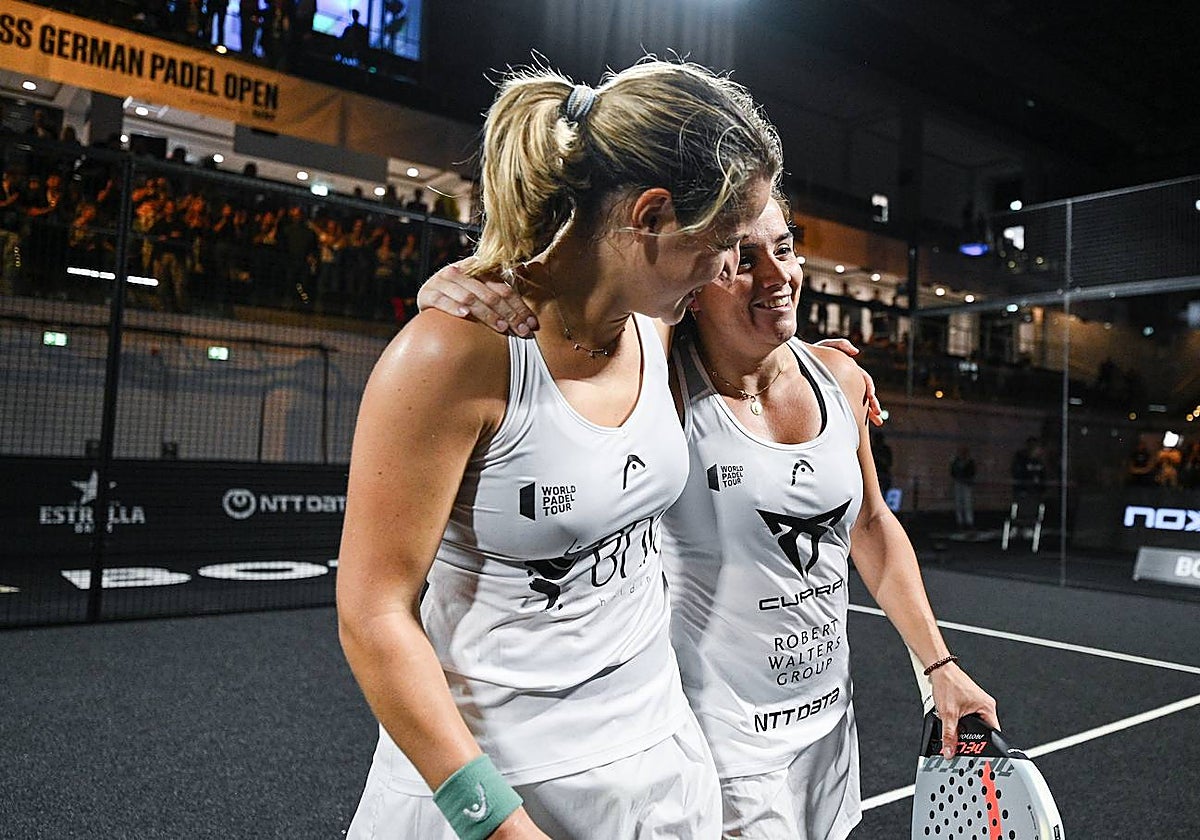 Ariana Sánchez y Paula Joseemaría celebran el título en Alemania.