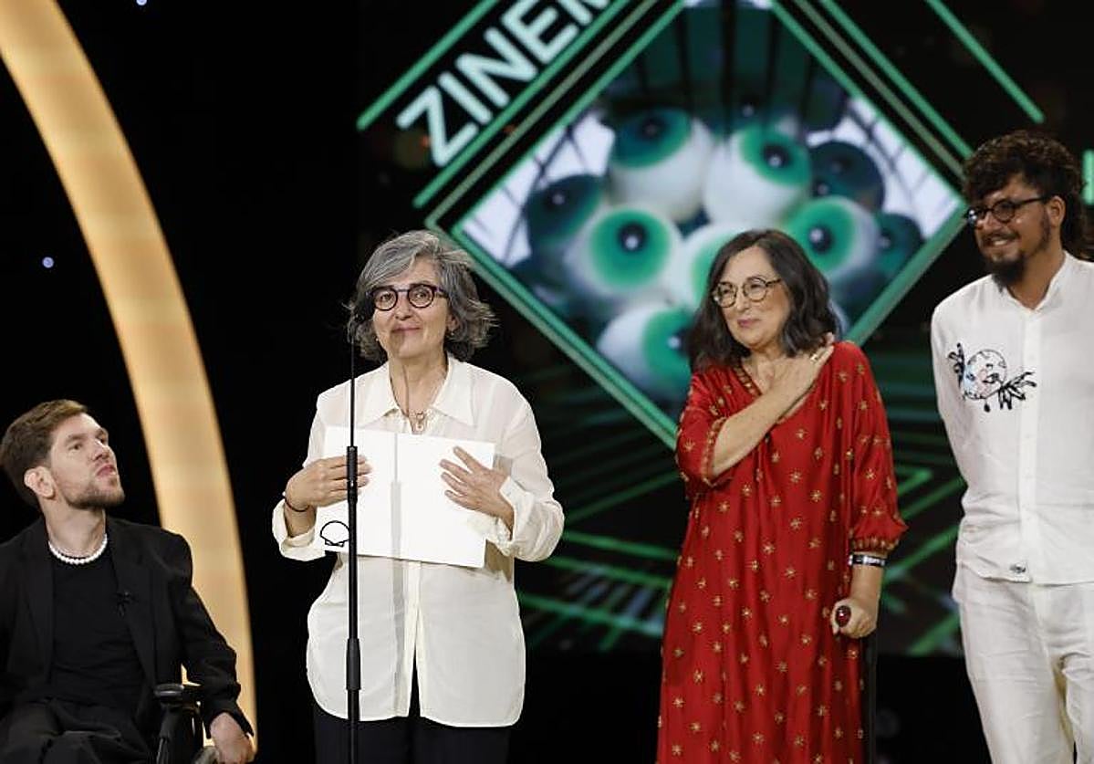La cineasta Isabel Herguera recibió el premio Zinemira por 'El sueño de la sultana' durante la gala de clausura del Festival Internacional de Cine de San Sebastián.