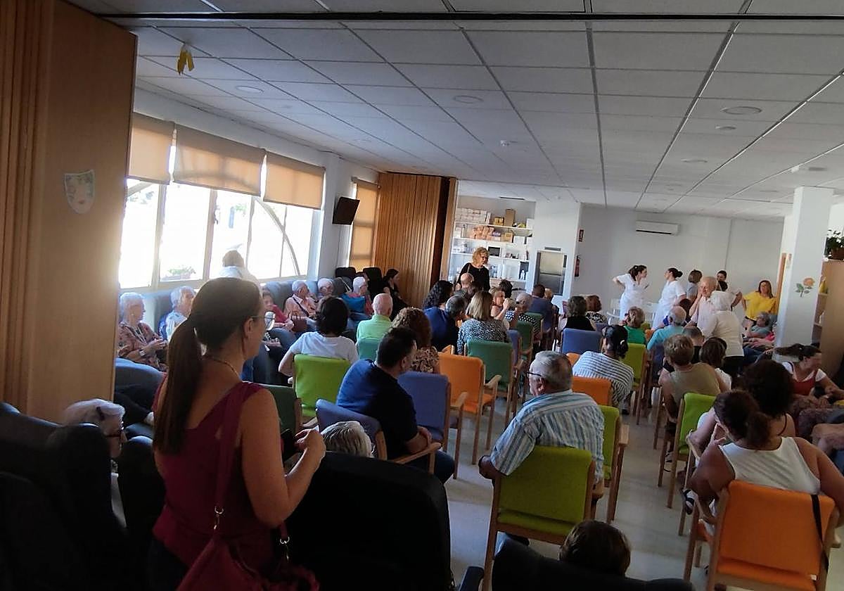 Los mayores han podido estar acompañados por familiares.