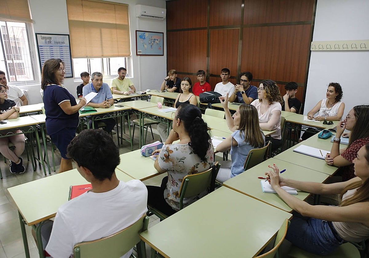 Jornada de inicio de las clases en la Escuela Oficial de Idiomas de Cáceres, que este año cuenta con 2.218 alumnos.