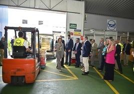 La reina Sofía pasa revista a la actividad del Banco de Alimentos de Cáceres en Plasencia.