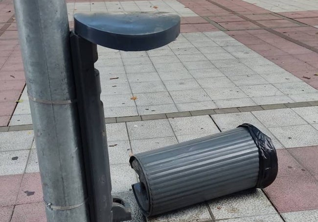 Papelera dañada en la plaza de Albatros, la zona más transitada de La Madrila.