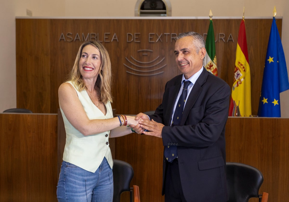 María Guardiola y Ángel Pelayo Gordillo, tras la firma del pacto de gobierno.