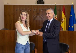 María Guardiola y Ángel Pelayo Gordillo tras la firma del pacto de gobierno.