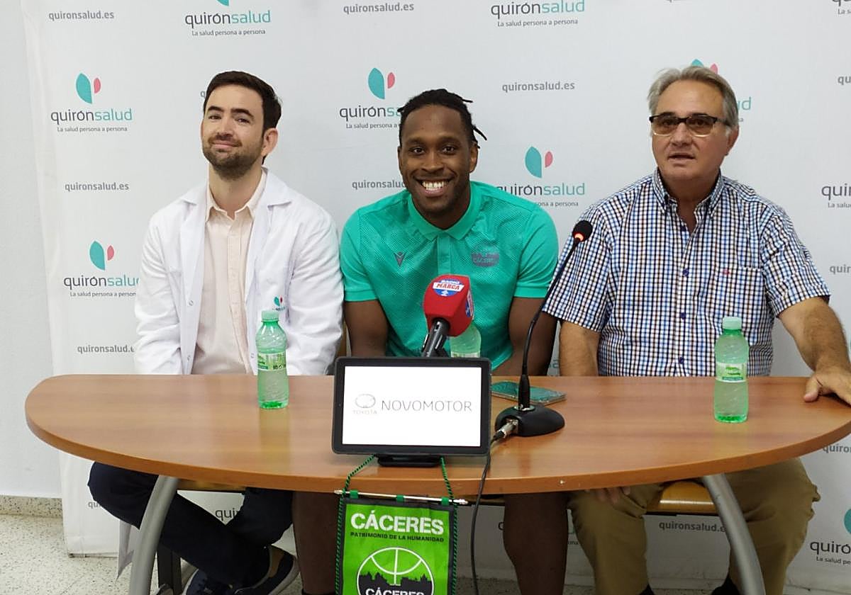 Greg Gantt durante su presentación como nuevo jugador del Cáceres Patrimonio.