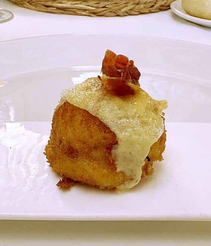 Imagen secundaria 2 - Salmorejo, cogollo a la brasa y croqueta.