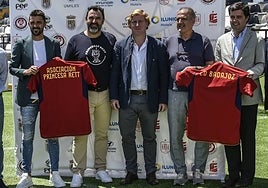 Ignacio Gragera (centro) presentando un partido solidario en el Nuevo Vivero.