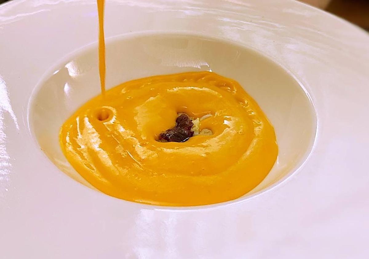 Imagen principal - Salmorejo, cogollo a la brasa y croqueta.