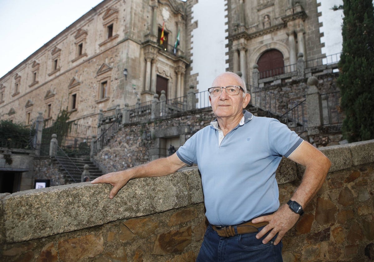 Pedro Galavís, en la Plaza de San Jorge, corazón de la Ciudad Monumental.