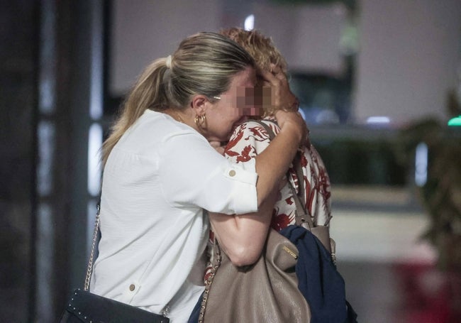 La hermana y la madre del asesinado abrazadas, llorando tras conocerse el veredicto.