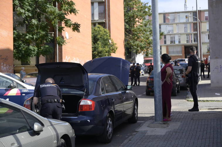 La Policía Nacional registra los coches de los vecinos.