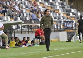 David Tenorio camina por la banda del Nuevo Vivero en el duelo ante el Guadalajara.