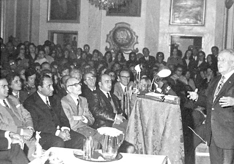 Un momento de la conferencia de Antonio Floriano Cumbreño el 4 de noviembre de 1972. Sentados, en primera fila, de izquierda a derecha están: el escritor Valeriano Gutiérrez, el decano de la Facultad de Filosofía y Letras Ricardo Senabre, el investigador Carlos Callejo, y el periodista Fernando García Morales.