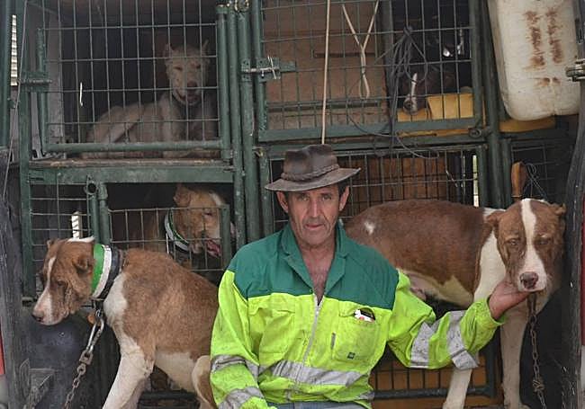 Un rehalero descansa tras recoger a sus perros.