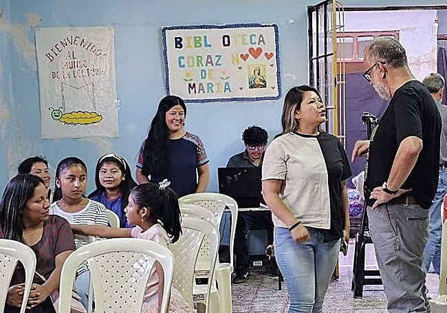 Reunión con interesados en actividades de teatro.