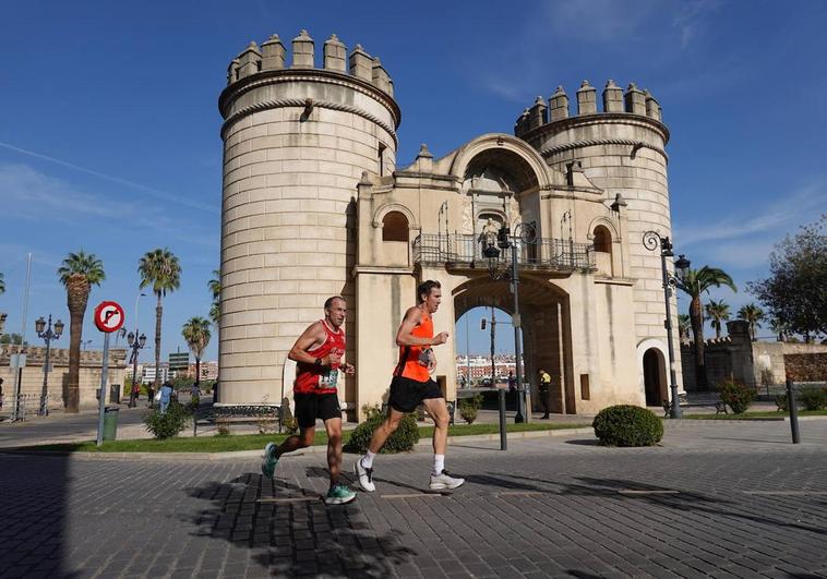 Corredores participando en el cross popular El Pilar.