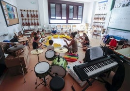 Clase de música creativa de la Fundación Atrio en el colegio Castra Caecilia, en Cáceres.