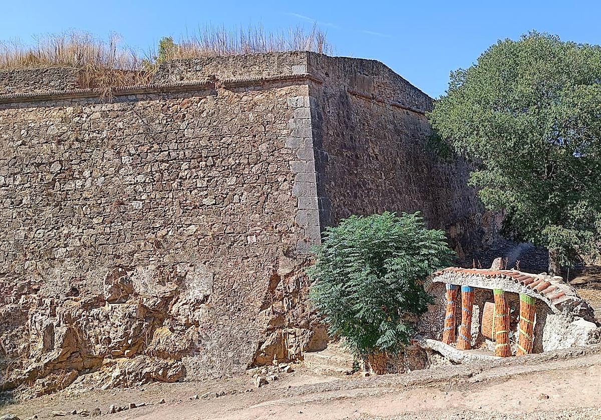 Zona de la muralla abaluartada en la que se ha encontrado el cadáver del hombre este domingo.