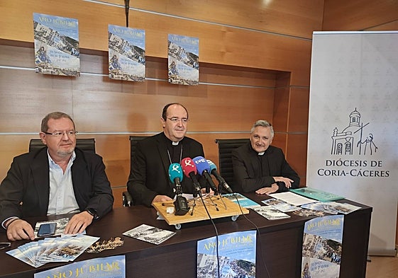 De izquierda a derecha, Joaquín Floriano, Jesús Pulido y Francisco Javier Romero.