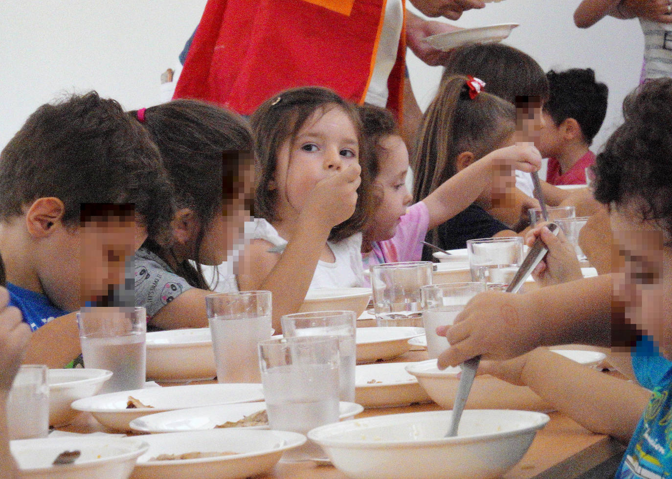 Los alumnos de infantil fueron los primeros al pasar al comedor seguidos de los de primaria.