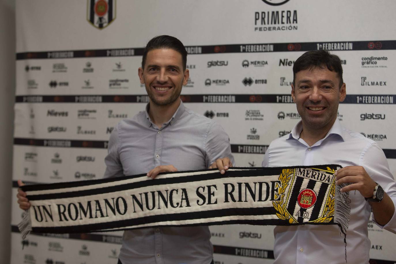 David Rocha, ahora técnico interino, y Rai, ya ex entrenador, en la presentación del proyecto el pasado mes de junio.