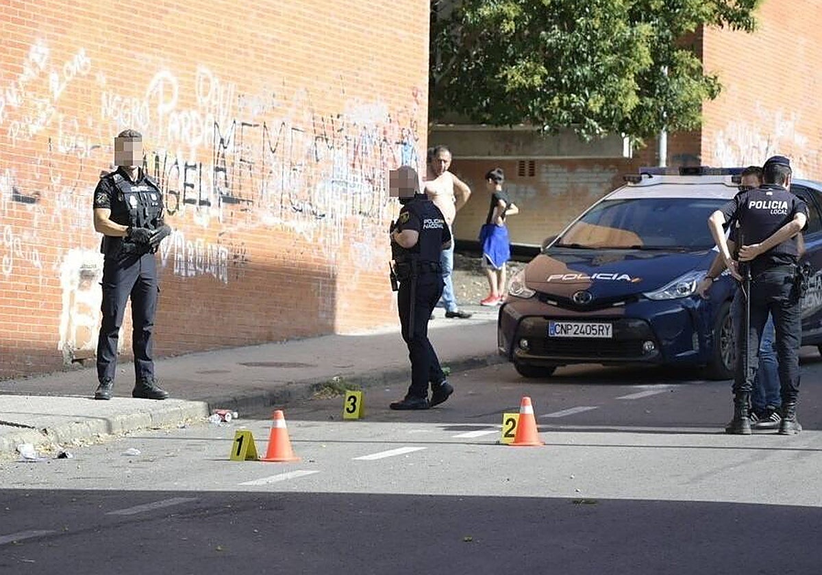 La policía el viernes pasado en Los Colorines tras uno de los tiroteos.