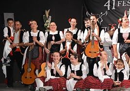 Algunos miembros del grupo Los Jateros, con varios niños de la Escuela Infantil.