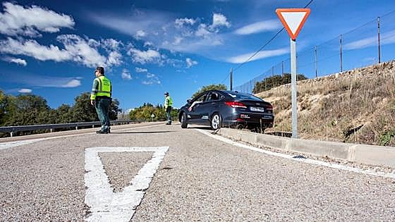 La DGT inicia una campaña especial para prevenir distracciones al volante