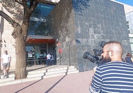 Medios de comunicación en la mañana de este martes en la Audiencia Provincial de Cáceres.