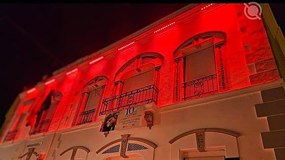El Ayuntamiento de Calamonte se ilumina de narnaja por la salud mental