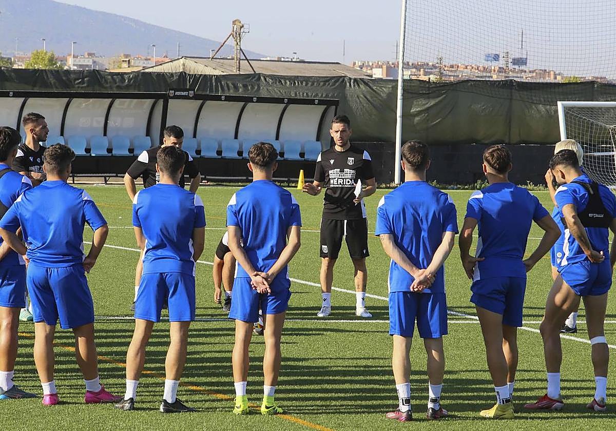 David Rocha dirigiendo su primer entrenamiento como técnico del primer equipo.
