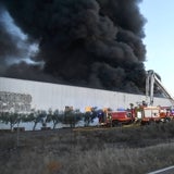 Imágenes del incendio en una aceitunera de Montehermoso