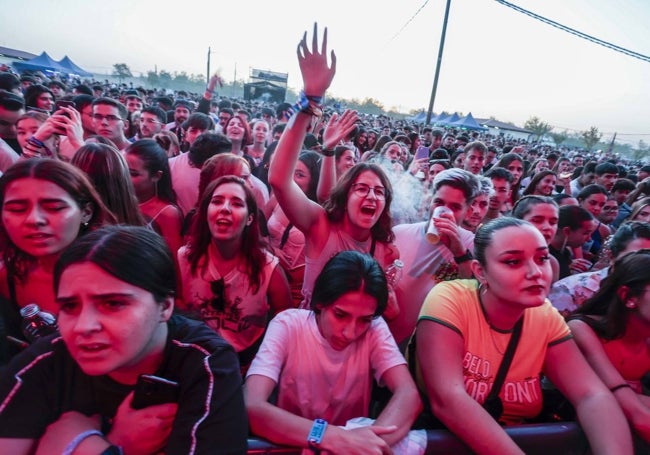 Jóvenes durante la actuación de Marc Seguí.