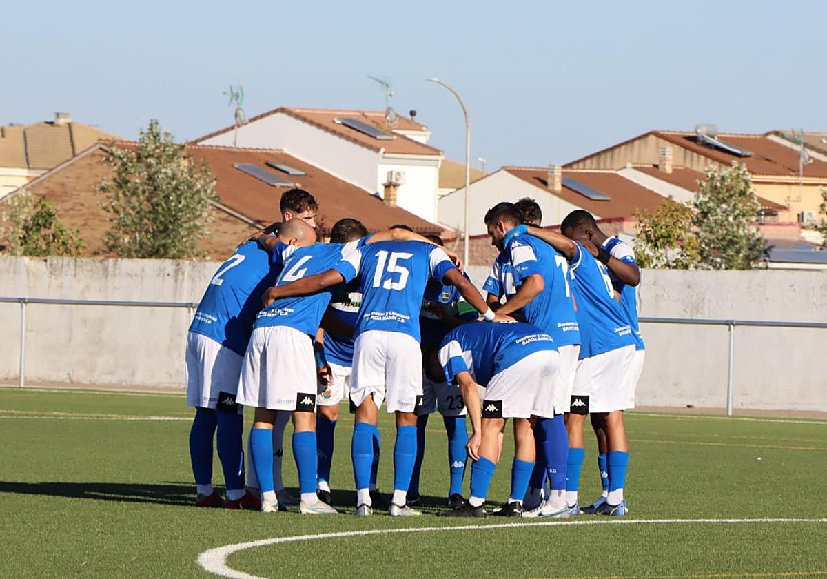 Los jugadores del Hernán Cortés hacen piña.