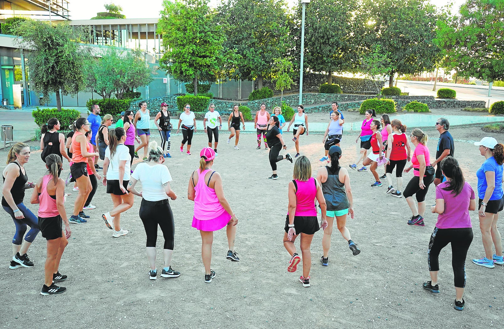 Grupo de caco calentando antes de correr.