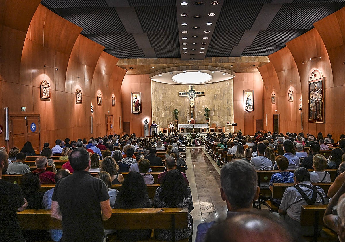 Inrterior de la parroquia durante el funeral.