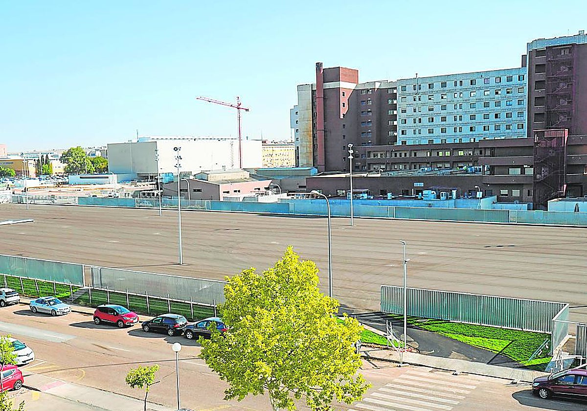 El aparcamiento vacío que no se inaugura en el Hospital Universitario.