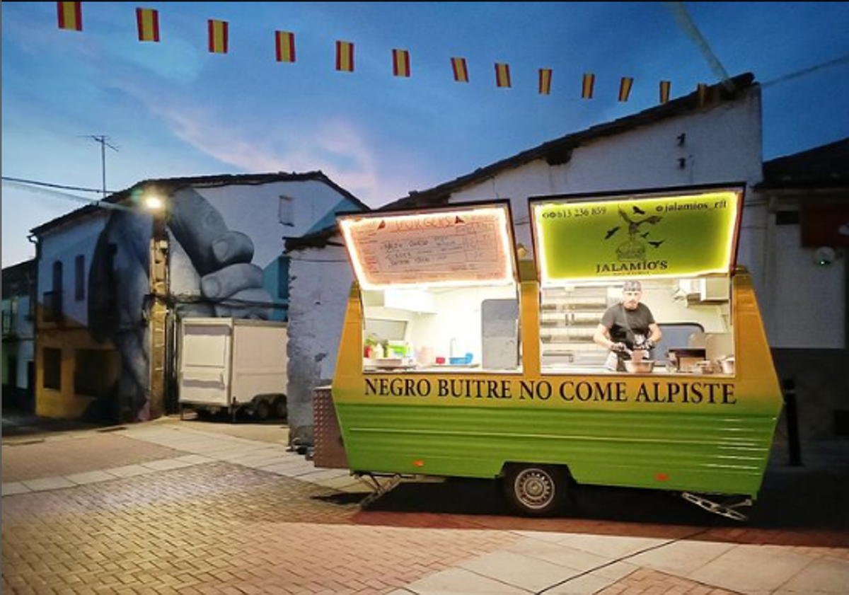 Imagen principal - Cocina sobre ruedas en estas food trucks extremeñas