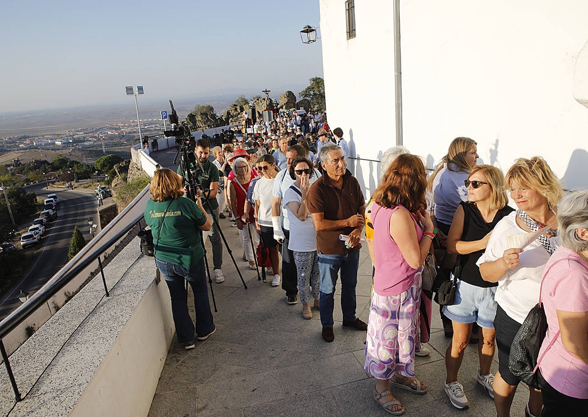 Imagen secundaria 1 - Unas 500 personas siguieron la ceremonia en la explanada a pleno sol. Debajo, colas para acudir a la puerta Santa y el obispo, Jesús Pulido, tras su apertura.