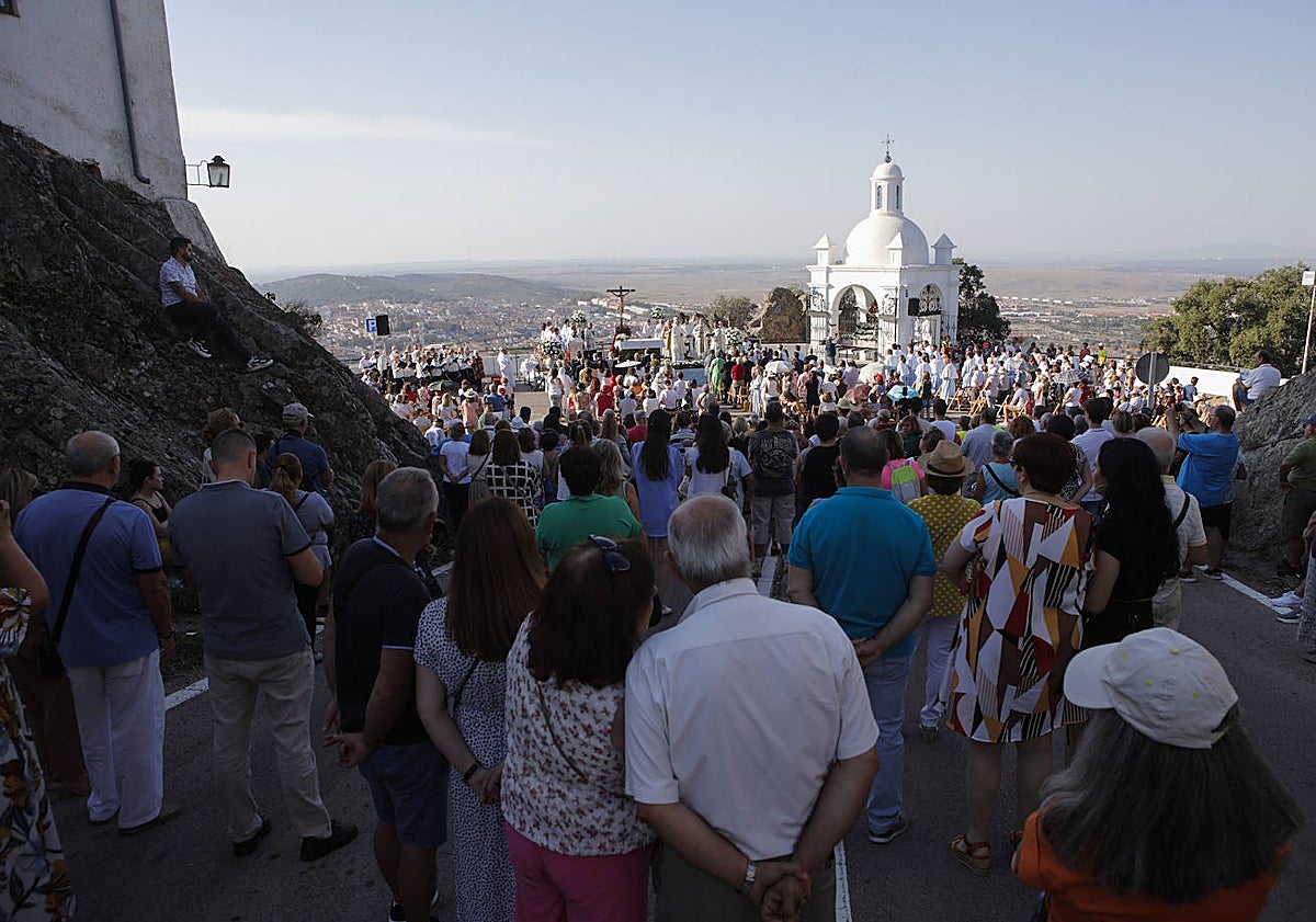 Imagen principal - Unas 500 personas siguieron la ceremonia en la explanada a pleno sol. Debajo, colas para acudir a la puerta Santa y el obispo, Jesús Pulido, tras su apertura.