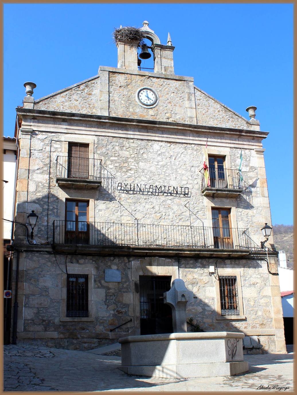 En el edificio del Ayuntamiento de El Torno se puso una placa en recuerdo a Manuel Martín Elizo.