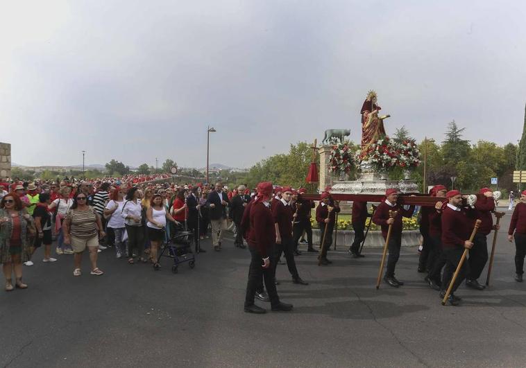 Los portadores de La Santa de Totana en el recorrido que hizo ayer la imagen por Mérida acompañada por mil peregrinos de Murcia.