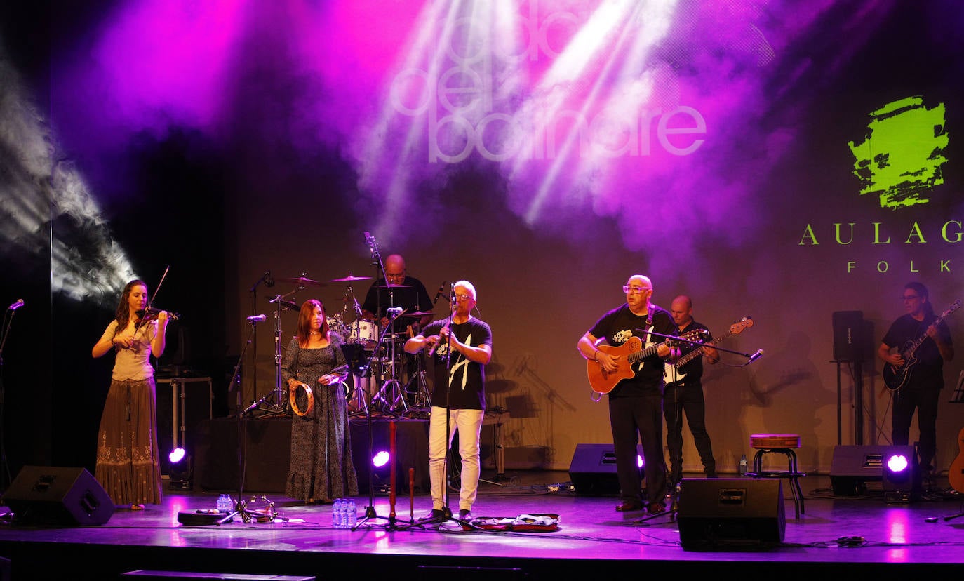 Aulaga Folk presentó anoche su último trabajo en el Gran Teatro de Cáceres.