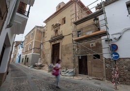 La fachada de la ermita de la calle Caleros ya está casi despejada de andamios.