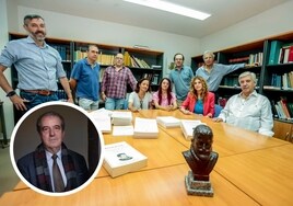 En la foto principal, miembros del equipo de investigación que ahondan en la figura de El Brocense, en la circular imagen del catedrático Eustaquio Sánchez Salor, fundador del grupo académico. JORGE REY/HOY