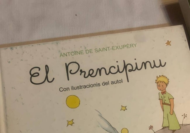 La famosa obra de Saint-Exupéry, traducida al 'estremeñu'.