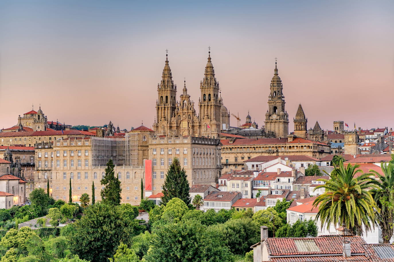 Santiago de Compostela fue quien dio el primer paso para el hermanamiento con Cáceres por ser el origen de la Orden de Santiago.