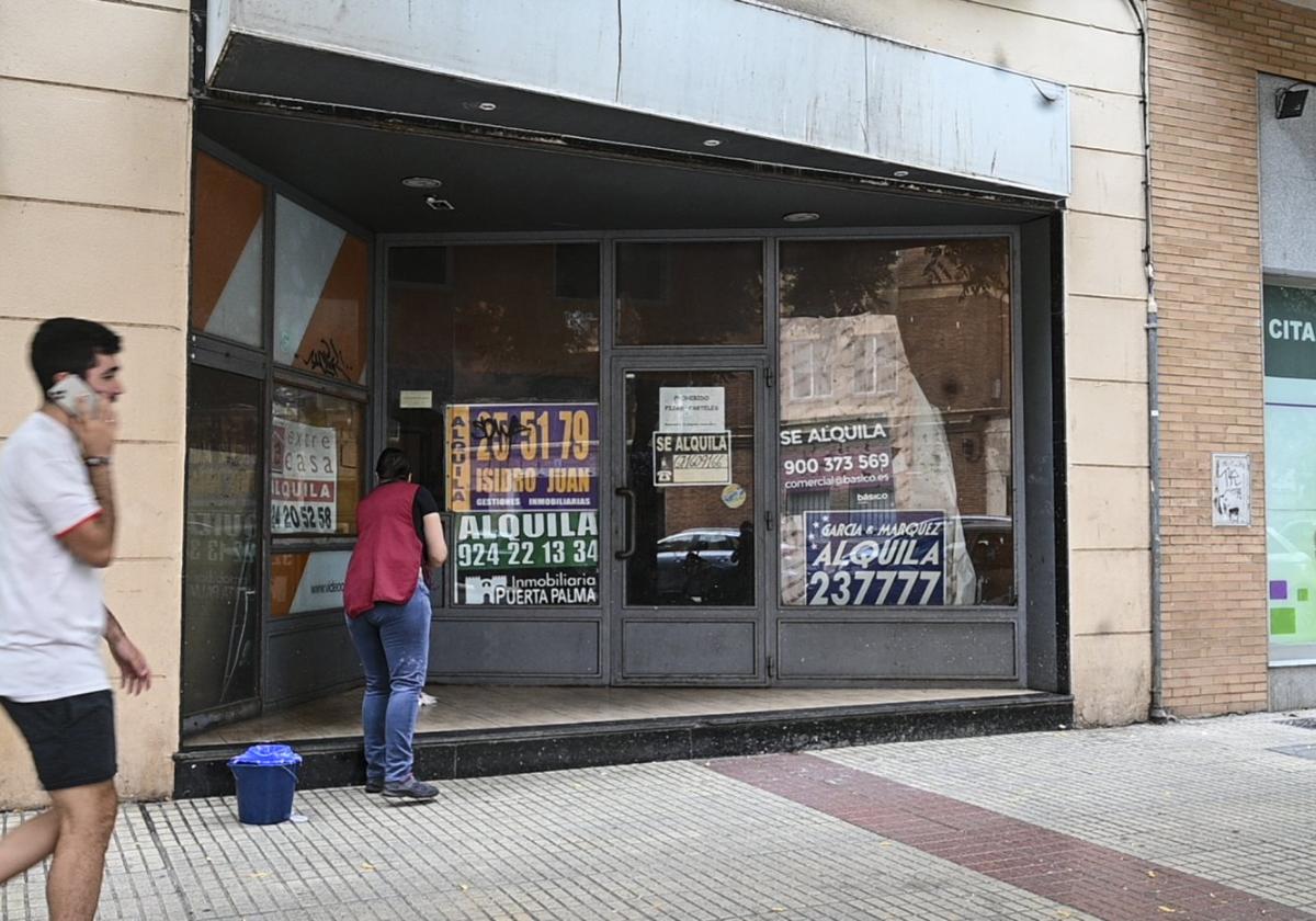 Local en alquiler en la ciudad de Badajoz con varios carteles de inmobiliarias.