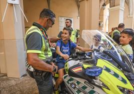 Guardia Civil y teatro por el Pilar